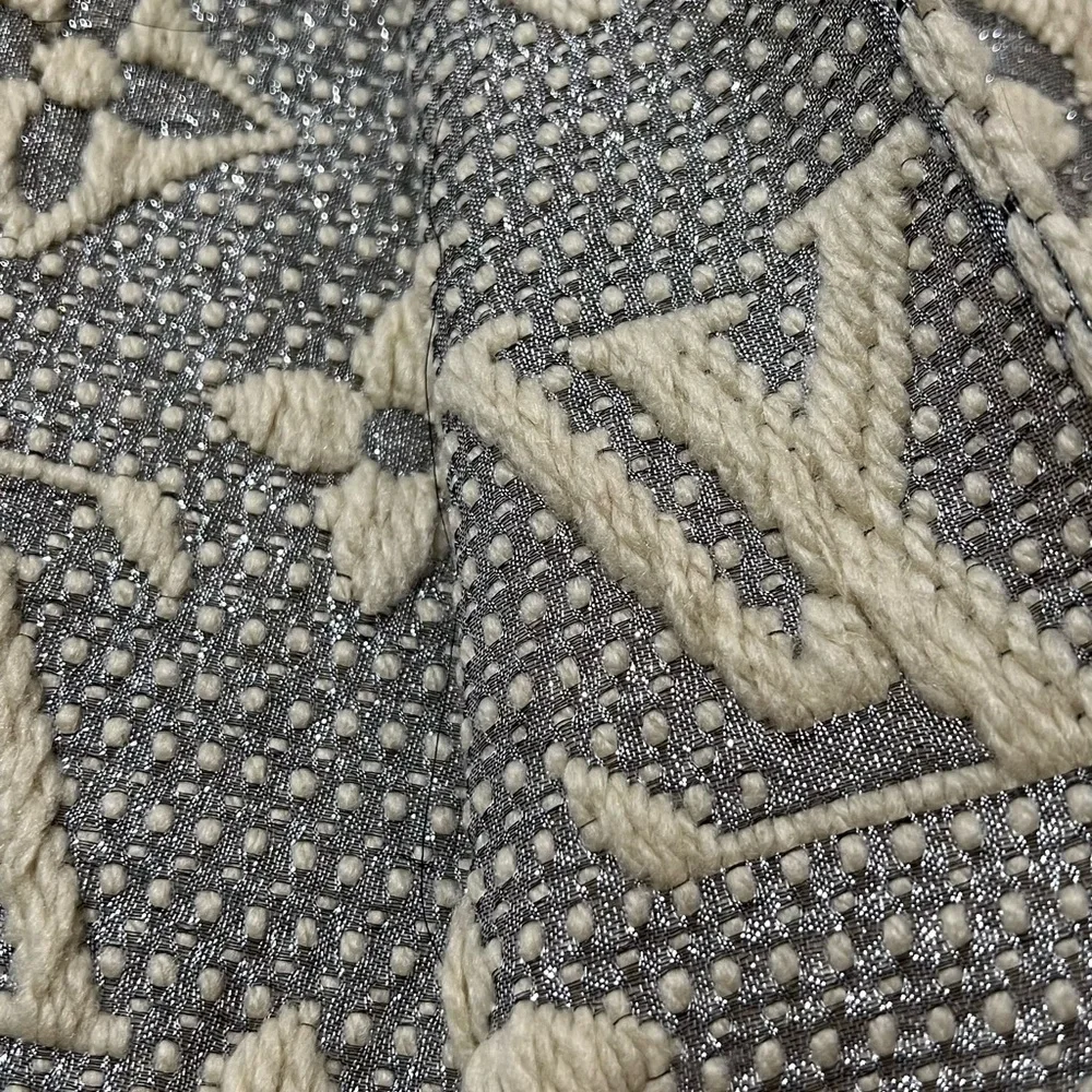 LOUIS VUITTON AUTHENTIC SHINE LOGOMANIA Pearl/ Gray SCARVE
